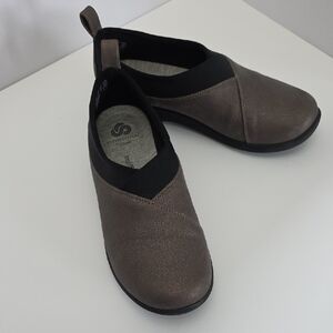 Clarke Cloudsteppers Taupe Wedge Slip-On Flats with Black Trim Sz.7M